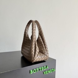 Replica Borsa a tracolla Bottega Veneta Campana piccola intrecciata Marrone Imitazioni Replica Borsa a tracolla Bottega Veneta Campana piccola intrecciata Marrone