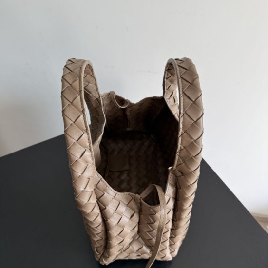 Replica Borsa a tracolla Bottega Veneta Campana piccola intrecciata Marrone Imitazioni Replica Borsa a tracolla Bottega Veneta Campana piccola intrecciata Marrone