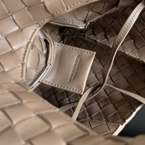 Replica Borsa a tracolla Bottega Veneta Campana piccola intrecciata Marrone Imitazioni Replica Borsa a tracolla Bottega Veneta Campana piccola intrecciata Marrone