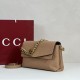 Replica Borsa a tracolla Gucci media con motivo GG goffrato e catena 857622 marrone chiaro