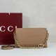 Replica Borsa a tracolla Gucci media con motivo GG goffrato e catena 857622 marrone chiaro