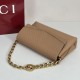 Replica Borsa a tracolla Gucci media con motivo GG goffrato e catena 857622 marrone chiaro