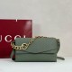 Replica Borsa a tracolla Gucci media con motivo GG goffrato e catena 857622 verde Imitazioni Replica Borsa a tracolla Gucci media con motivo GG goffrato e catena 857622 verde