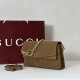 Replica Borsa a tracolla Gucci media con motivo GG goffrato e catena 857622 scamosciata marrone