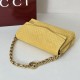 Replica Qualità premium Borse  Gucci media con motivo GG goffrato e catena 857622 scamosciata Giallo