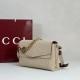 Replica Borsa a tracolla Gucci media con motivo GG goffrato e catena 857622 scamosciata Beige Imitazioni Replica Borsa a tracolla Gucci media con motivo GG goffrato e catena 857622 scamosciata Beige
