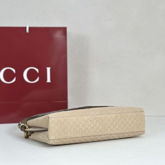 Replica Borsa a tracolla Gucci media con motivo GG goffrato e catena 857622 scamosciata Beige Imitazioni Replica Borsa a tracolla Gucci media con motivo GG goffrato e catena 857622 scamosciata Beige
