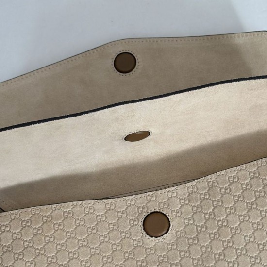 Replica Borsa a tracolla Gucci media con motivo GG goffrato e catena 857622 scamosciata Beige Imitazioni Replica Borsa a tracolla Gucci media con motivo GG goffrato e catena 857622 scamosciata Beige