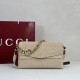Replica Borsa a tracolla Gucci media con motivo GG goffrato e catena 857622 scamosciata Beige Imitazioni Replica Borsa a tracolla Gucci media con motivo GG goffrato e catena 857622 scamosciata Beige