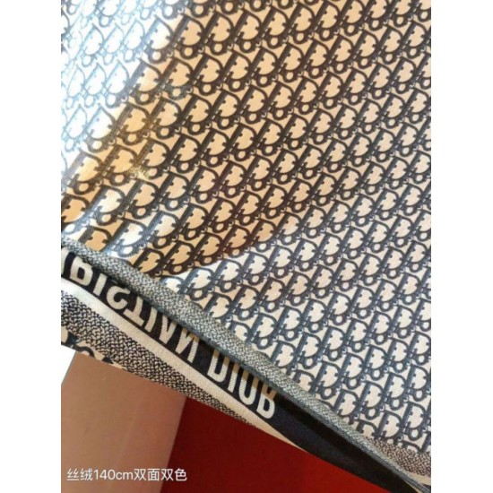 Replica Pari Sciarpa quadrata reversibile in seta e cashmere Dior Oblique Diortwin grigio/nero 140 x 140 Imitazioni Replica Pari Sciarpa quadrata reversibile in seta e cashmere Dior Oblique Diortwin grigio/nero 140 x 140