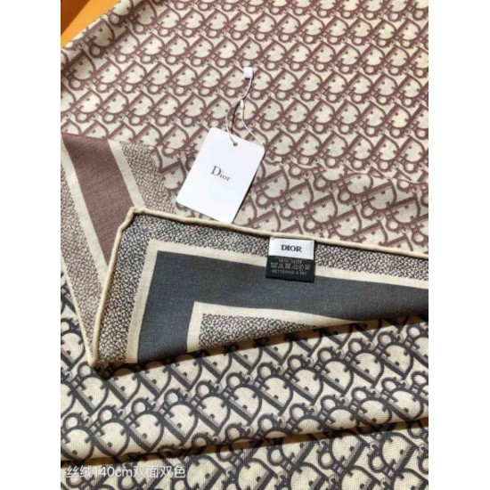 Replica Pari Sciarpa quadrata reversibile in seta e cashmere Dior Oblique Diortwin bordeaux/nero 140 x 140 Imitazioni Replica Pari Sciarpa quadrata reversibile in seta e cashmere Dior Oblique Diortwin bordeaux/nero 140 x 140