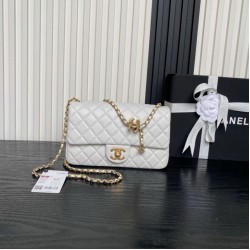 Replica Borse Chanel AS5756 piccola Rettangolare con patta e manico superiore bianca