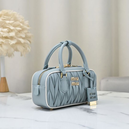 Replica Borsa con manico superiore Miu Miu Arcadie matelassé Blu