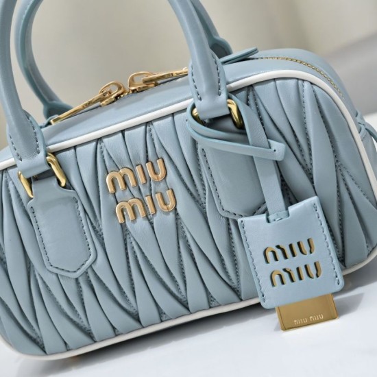 Replica Borsa con manico superiore Miu Miu Arcadie matelassé Blu