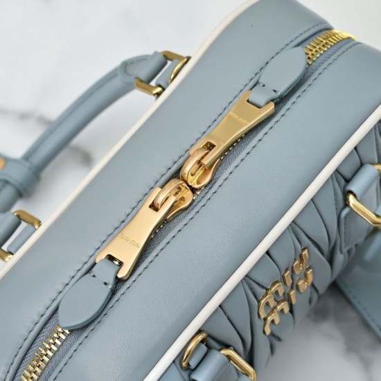 Replica Borsa con manico superiore Miu Miu Arcadie matelassé Blu