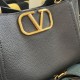 Replica Borsa a mano media Valentino Garavani Alltime vitello granato Nero Imitazioni Replica Borsa a mano media Valentino Garavani Alltime vitello granato Nero