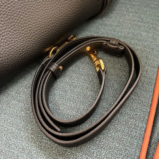 Replica Borsa a mano media Valentino Garavani Alltime vitello granato Nero Imitazioni Replica Borsa a mano media Valentino Garavani Alltime vitello granato Nero