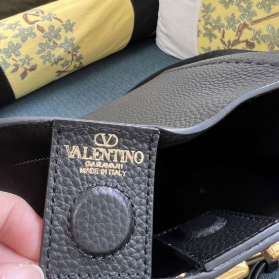 Replica Borsa a mano media Valentino Garavani Alltime vitello granato Nero Imitazioni Replica Borsa a mano media Valentino Garavani Alltime vitello granato Nero