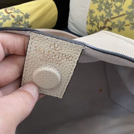 Replica Borsa 1:1 a mano media Valentino Garavani Alltime vitello granato Beige Imitazioni Replica Borsa 1:1 a mano media Valentino Garavani Alltime vitello granato Beige