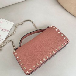 Replica Pari Portafoglio con catena Valentino Garavani Rockstud Rosa Imitazioni Replica Pari Portafoglio con catena Valentino Garavani Rockstud Rosa