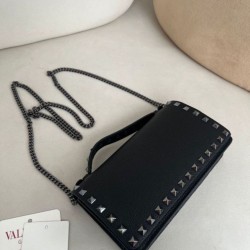 Replica Portafoglio con catena Valentino Garavani Rockstud Nero Imitazioni Replica Portafoglio con catena Valentino Garavani Rockstud Nero