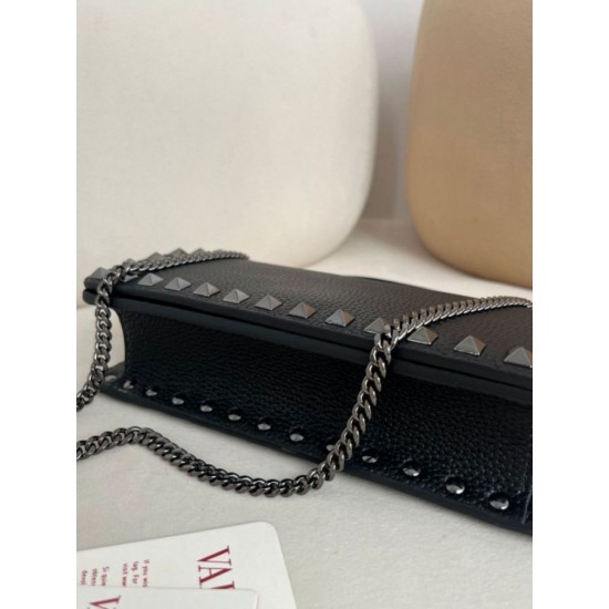 Replica Portafoglio con catena Valentino Garavani Rockstud Nero Imitazioni Replica Portafoglio con catena Valentino Garavani Rockstud Nero