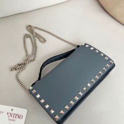 Replica Portafoglio con catena Valentino Garavani Rockstud blu Imitazioni Replica Portafoglio con catena Valentino Garavani Rockstud blu