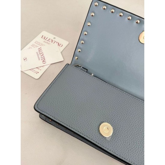 Replica Portafoglio con catena Valentino Garavani Rockstud blu Imitazioni Replica Portafoglio con catena Valentino Garavani Rockstud blu