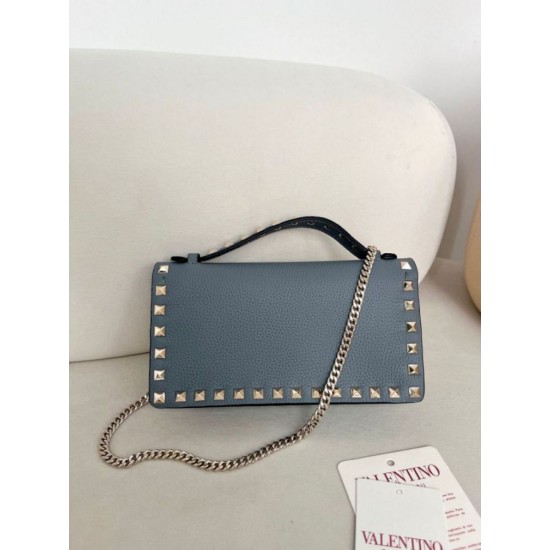 Replica Portafoglio con catena Valentino Garavani Rockstud blu Imitazioni Replica Portafoglio con catena Valentino Garavani Rockstud blu