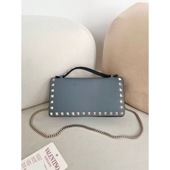 Replica Portafoglio con catena Valentino Garavani Rockstud blu Imitazioni Replica Portafoglio con catena Valentino Garavani Rockstud blu