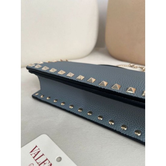 Replica Portafoglio con catena Valentino Garavani Rockstud blu Imitazioni Replica Portafoglio con catena Valentino Garavani Rockstud blu