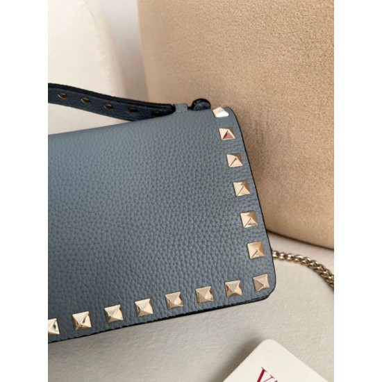 Replica Portafoglio con catena Valentino Garavani Rockstud blu Imitazioni Replica Portafoglio con catena Valentino Garavani Rockstud blu