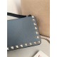 Replica Portafoglio con catena Valentino Garavani Rockstud blu Imitazioni Replica Portafoglio con catena Valentino Garavani Rockstud blu