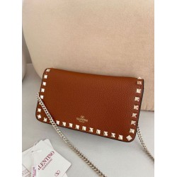 Borsa a tracolla piccola con patta Valentino Garavani Rockstud Marrone Borsa a tracolla piccola con patta Valentino Garavani Rockstud Marrone