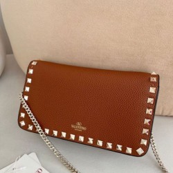 Replica Borsa a tracolla piccola con patta Valentino Garavani Rockstud Marrone Imitazioni Replica Borsa a tracolla piccola con patta Valentino Garavani Rockstud Marrone