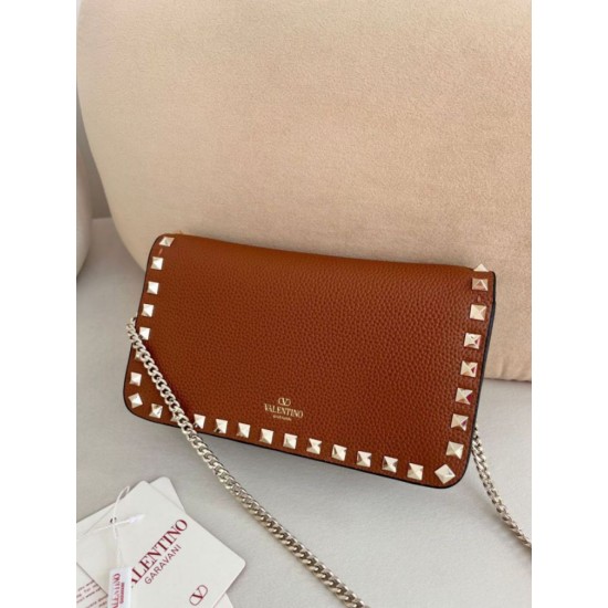 Replica Borsa a tracolla piccola con patta Valentino Garavani Rockstud Marrone