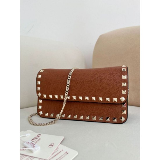 Replica Borsa a tracolla piccola con patta Valentino Garavani Rockstud Marrone