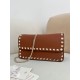 Replica Borsa a tracolla piccola con patta Valentino Garavani Rockstud Marrone