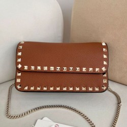 Replica Borsa a tracolla piccola con patta Valentino Garavani Rockstud Marrone