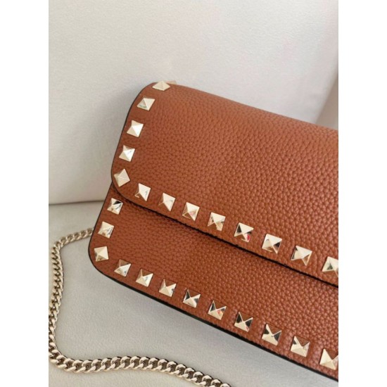 Replica Borsa a tracolla piccola con patta Valentino Garavani Rockstud Marrone