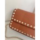 Replica Borsa a tracolla piccola con patta Valentino Garavani Rockstud Marrone
