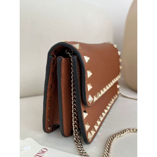Replica Borsa a tracolla piccola con patta Valentino Garavani Rockstud Marrone