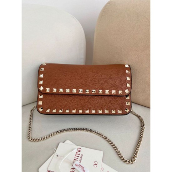 Replica Borsa a tracolla piccola con patta Valentino Garavani Rockstud Marrone