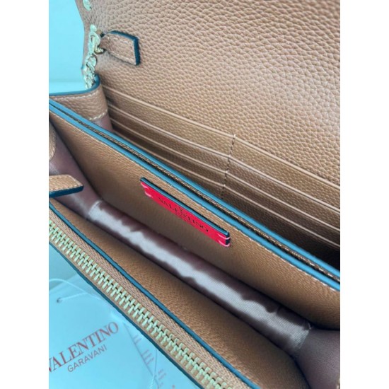 Replica Borsa a tracolla piccola con patta Valentino Garavani Rockstud Marrone