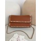 Replica Borsa a tracolla piccola con patta Valentino Garavani Rockstud Marrone
