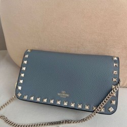 Replica Borsa a tracolla piccola con patta Valentino Garavani Rockstud Blu Imitazioni Replica Borsa a tracolla piccola con patta Valentino Garavani Rockstud Blu