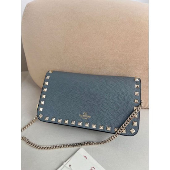 Replica Borsa a tracolla piccola con patta Valentino Garavani Rockstud Blu Imitazioni Replica Borsa a tracolla piccola con patta Valentino Garavani Rockstud Blu