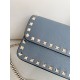 Replica Borsa a tracolla piccola con patta Valentino Garavani Rockstud Blu Imitazioni Replica Borsa a tracolla piccola con patta Valentino Garavani Rockstud Blu