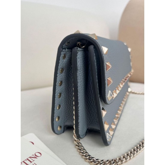 Replica Borsa a tracolla piccola con patta Valentino Garavani Rockstud Blu Imitazioni Replica Borsa a tracolla piccola con patta Valentino Garavani Rockstud Blu