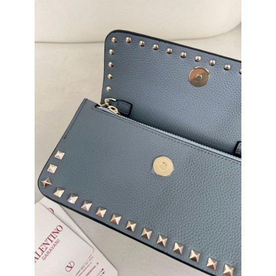 Replica Borsa a tracolla piccola con patta Valentino Garavani Rockstud Blu Imitazioni Replica Borsa a tracolla piccola con patta Valentino Garavani Rockstud Blu
